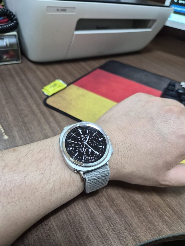 퍼슬랏 갤럭시워치8 40mm 실버 베젤링 손목 착용 리뷰