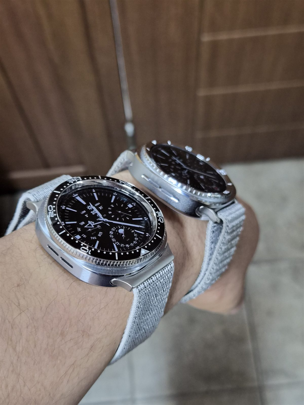 퍼슬랏 갤럭시워치8 40mm 실버 베젤링 손목 각도 리뷰