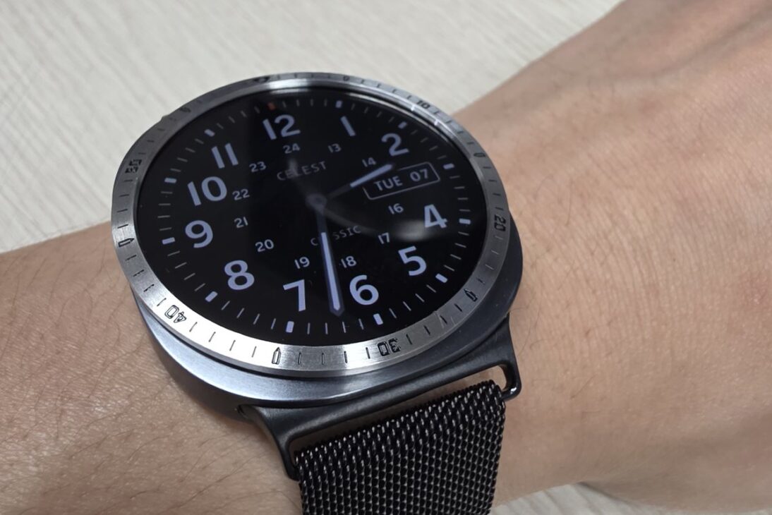 갤럭시워치 44mm 그라파이트 바디에 실버 베젤링을 부착한 정면 모습