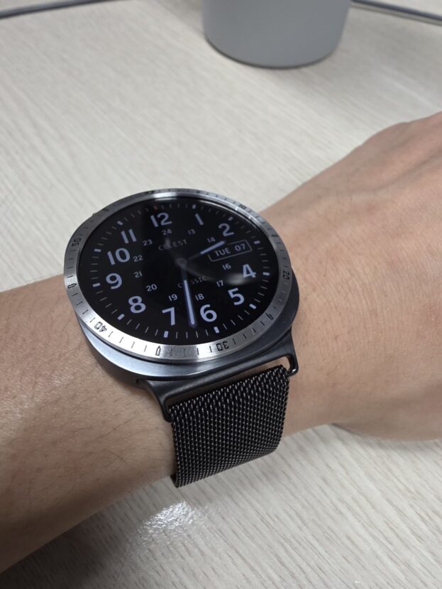 갤럭시워치 44mm 그라파이트 바디에 실버 베젤링을 부착한 정면 모습