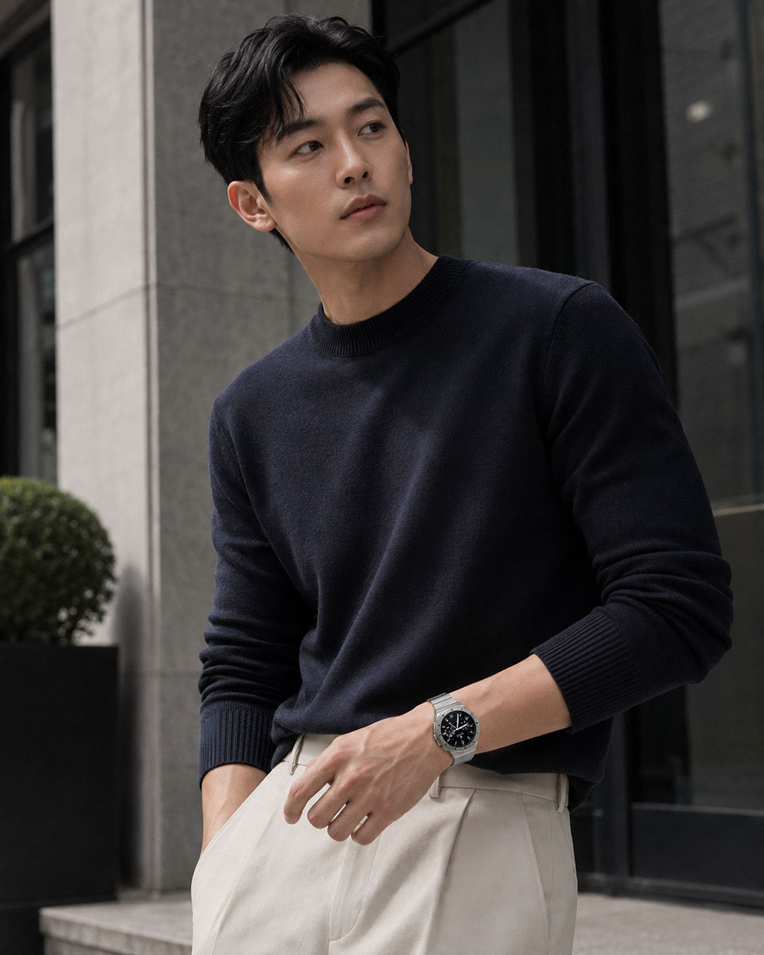 도시 건물 앞에서 N42 메탈 링크 브레이슬릿 스트랩을 착용한 남성의 포트레이트