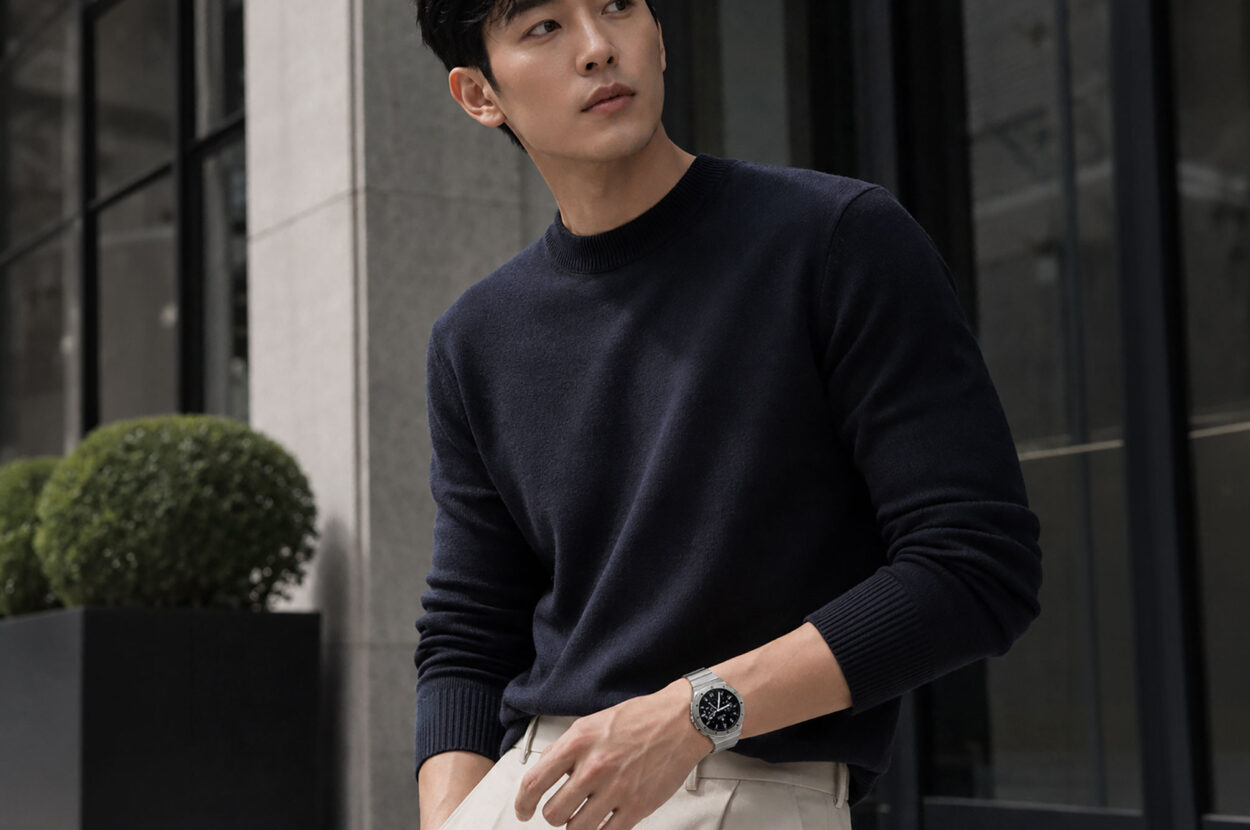 네이비 니트와 베이지 팬츠에 N42 링크 브레이슬릿 스트랩을 착용한 남성