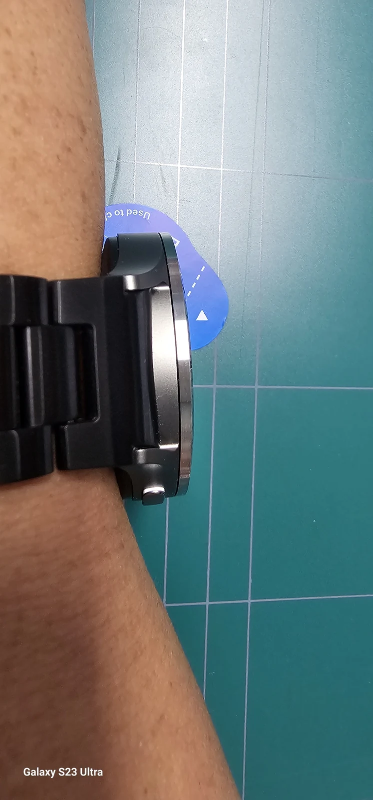 갤럭시워치 44mm 실버 베젤링의 측면 높이와 검은 스트랩 연결부