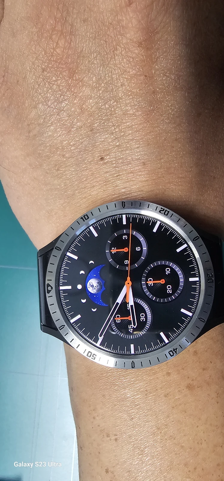 숫자 눈금 실버 베젤링을 부착한 갤럭시워치 44mm 아날로그 워치페이스