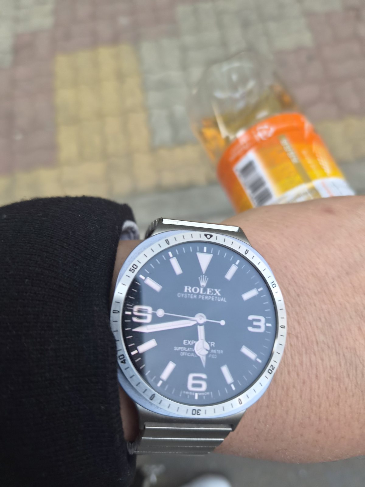 아날로그 워치페이스 바깥에 이어진 퍼슬랏 실버 숫자 인덱스 베젤링