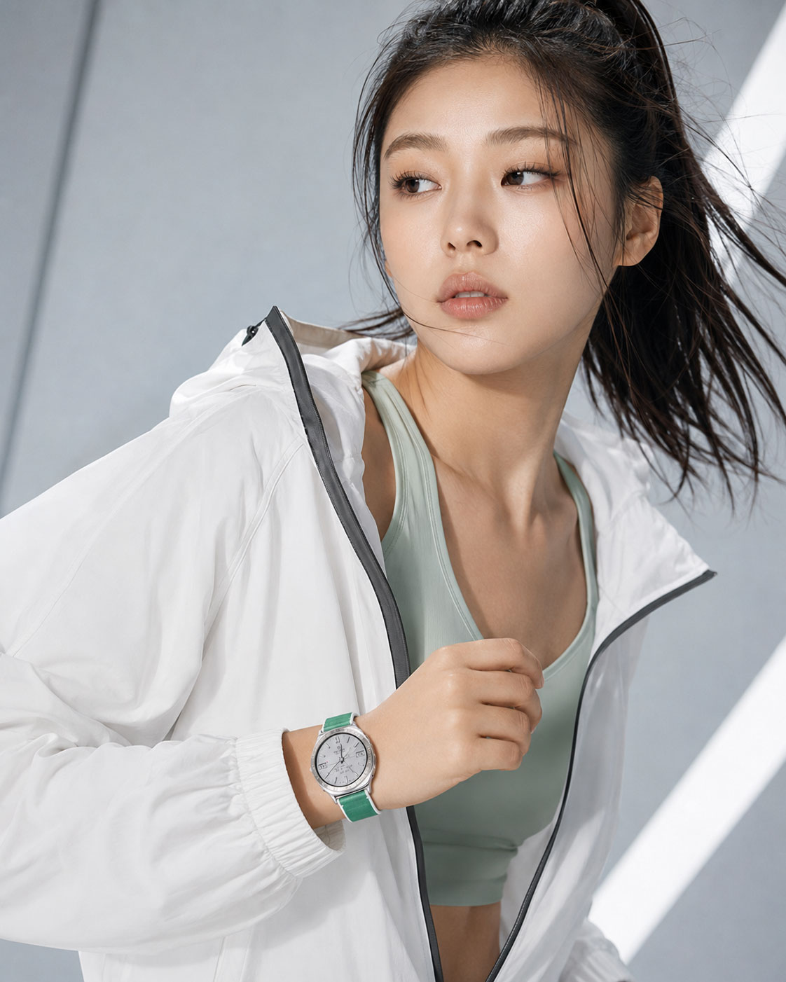 그린 스포츠 밴드와 민트 탑을 매치한 스튜디오 포트레이트