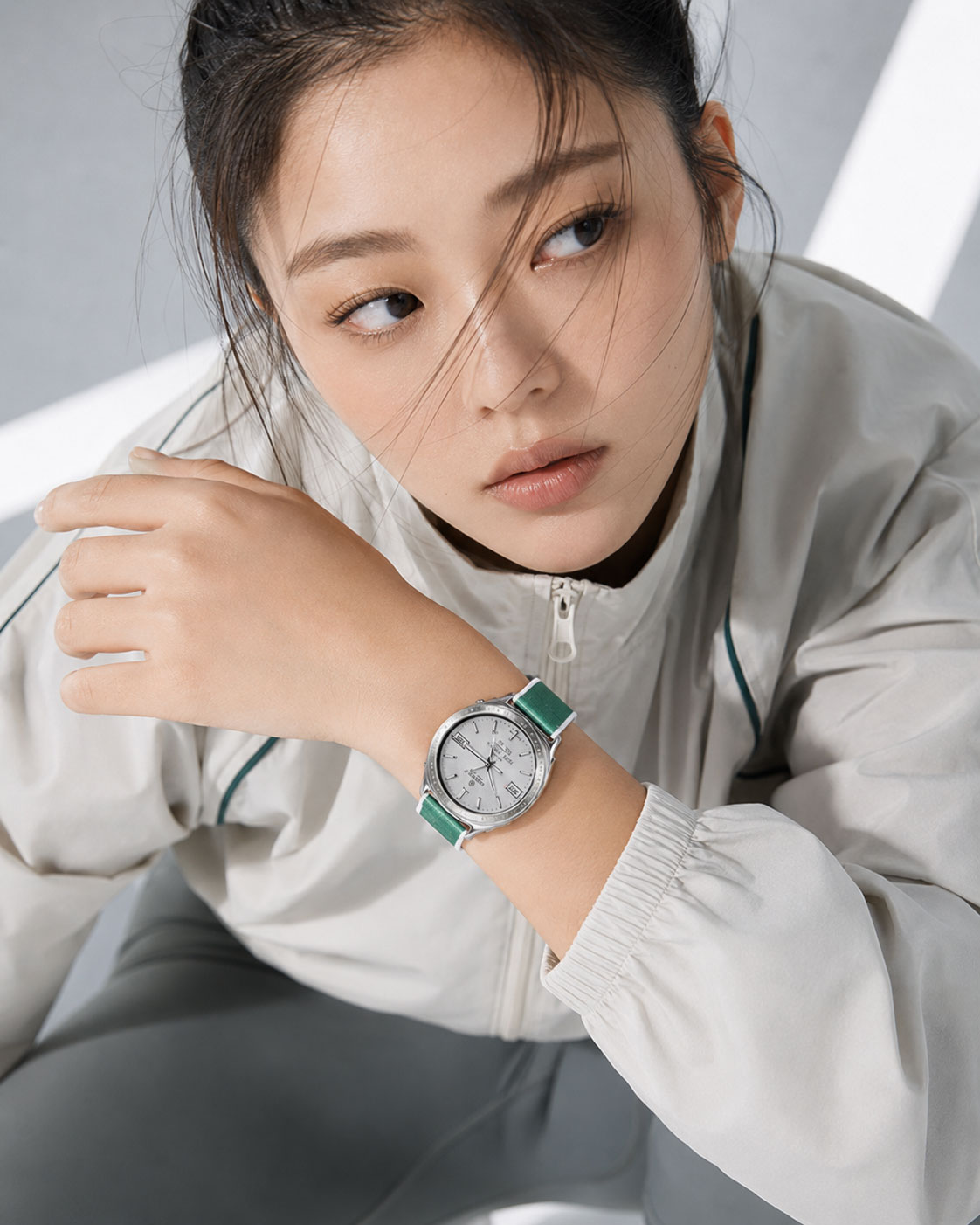 그린 필드라인 스포츠 밴드와 시계를 강조한 손목 클로즈업