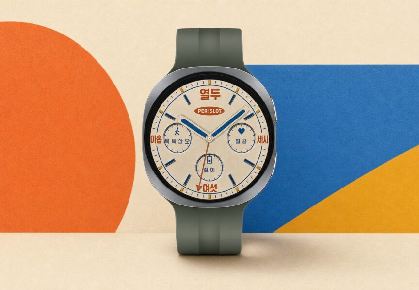 실버 Galaxy Watch9 44mm에 크림·파랑·주황의 한글 레트로 와-치 워치페이스를 적용한 정면 제품 이미지