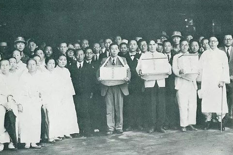 삼의사의 유골함을 든 인물들과 그 뒤에 모인 사람들을 담은 1946년 유골 봉환 기록사진.