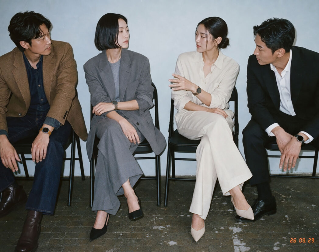 퍼슬롯 데이라인 비건 레더 스트랩을 착용한 네 명의 모델 스타일에디트 히어로 이미지