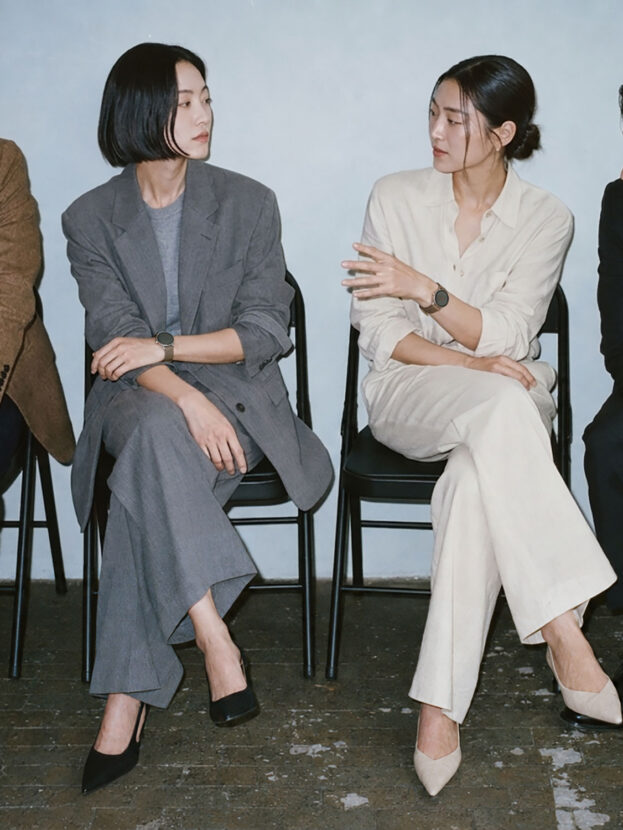 perslot-scene005-dailyne-vegan-leather-strap-hero 퍼슬롯 데이라인 비건 레더 스트랩을 착용한 네 명의 모델 스타일에디트 히어로 이미지