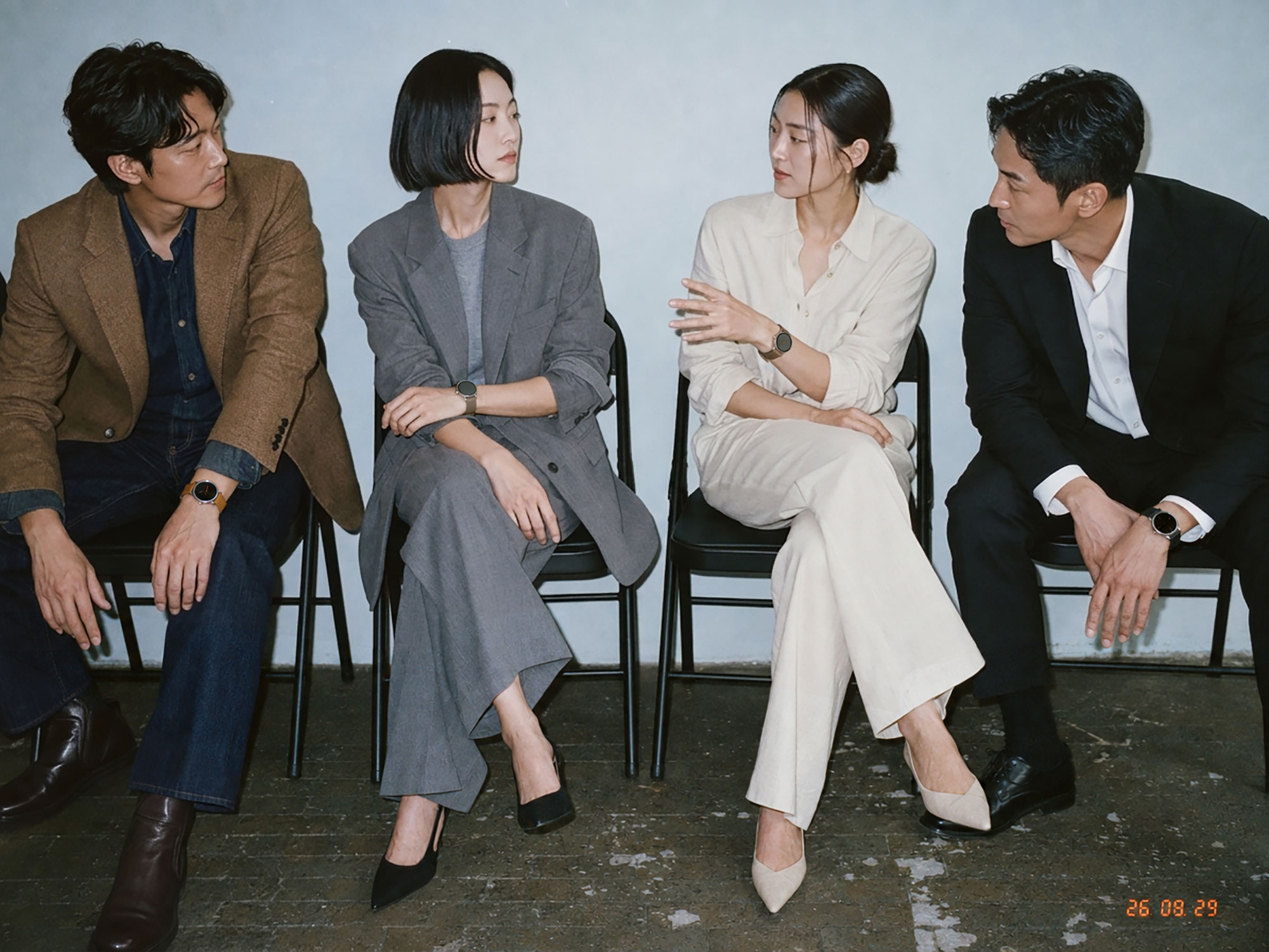 퍼슬롯 데이라인 비건 레더 스트랩을 착용한 네 명의 모델 스타일에디트 히어로 이미지