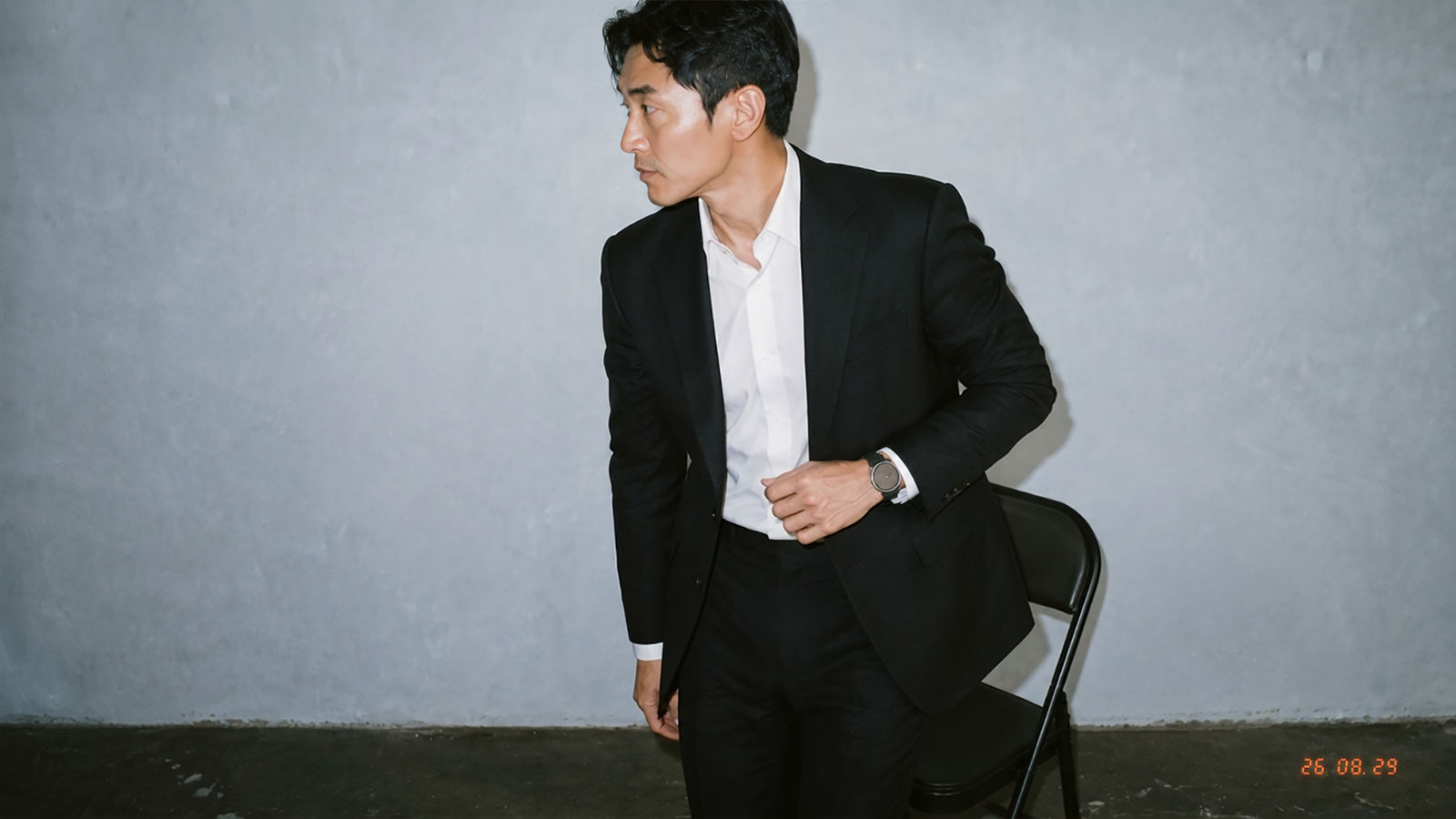 블랙 수트에 블랙 컬러 데이라인 비건 레더 스트랩을 매치한 남성 모델 착용컷