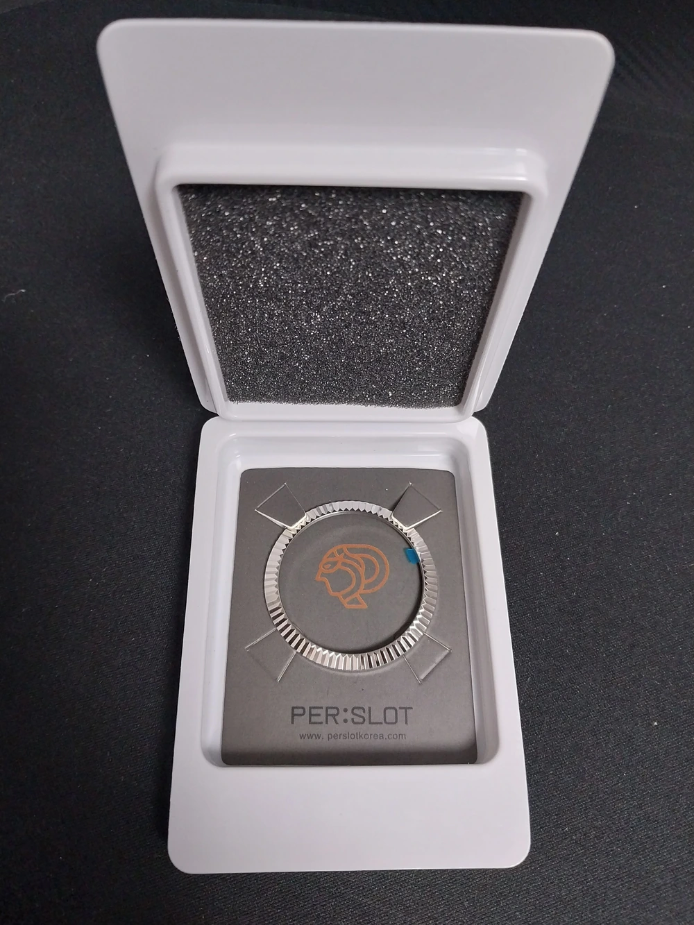 플루티드 외곽을 더한 퍼슬랏 유광 실버 베젤링