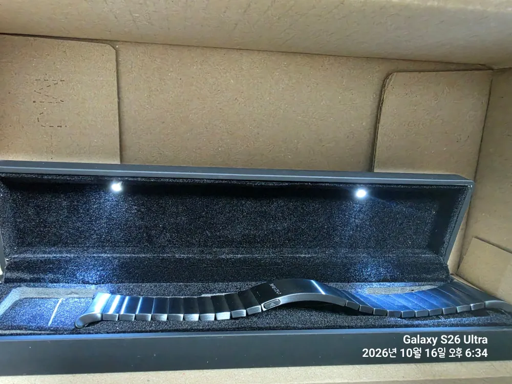 두 LED가 드러난 N42 하드 케이스와 안착한 링크브레이슬릿