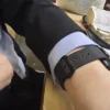 칸타빌레 블랙 스트랩의 스냅 클래스프와 길이 조절 홀